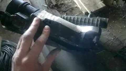 Рено Дастер лопнул корпус воздушного фильтра двигателя.